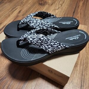 Clarks Cloudsteppers Arla Glison women's sandals.